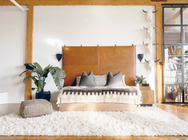 Sentuhan Kulit Pada Headboard Tempat Tidur